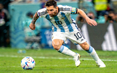 阿根廷球星梅西带球突破特写