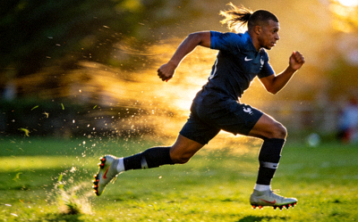 法国球星姆巴佩高速奔跑照片