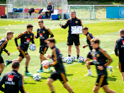 某国家队在训练场上进行战术演练